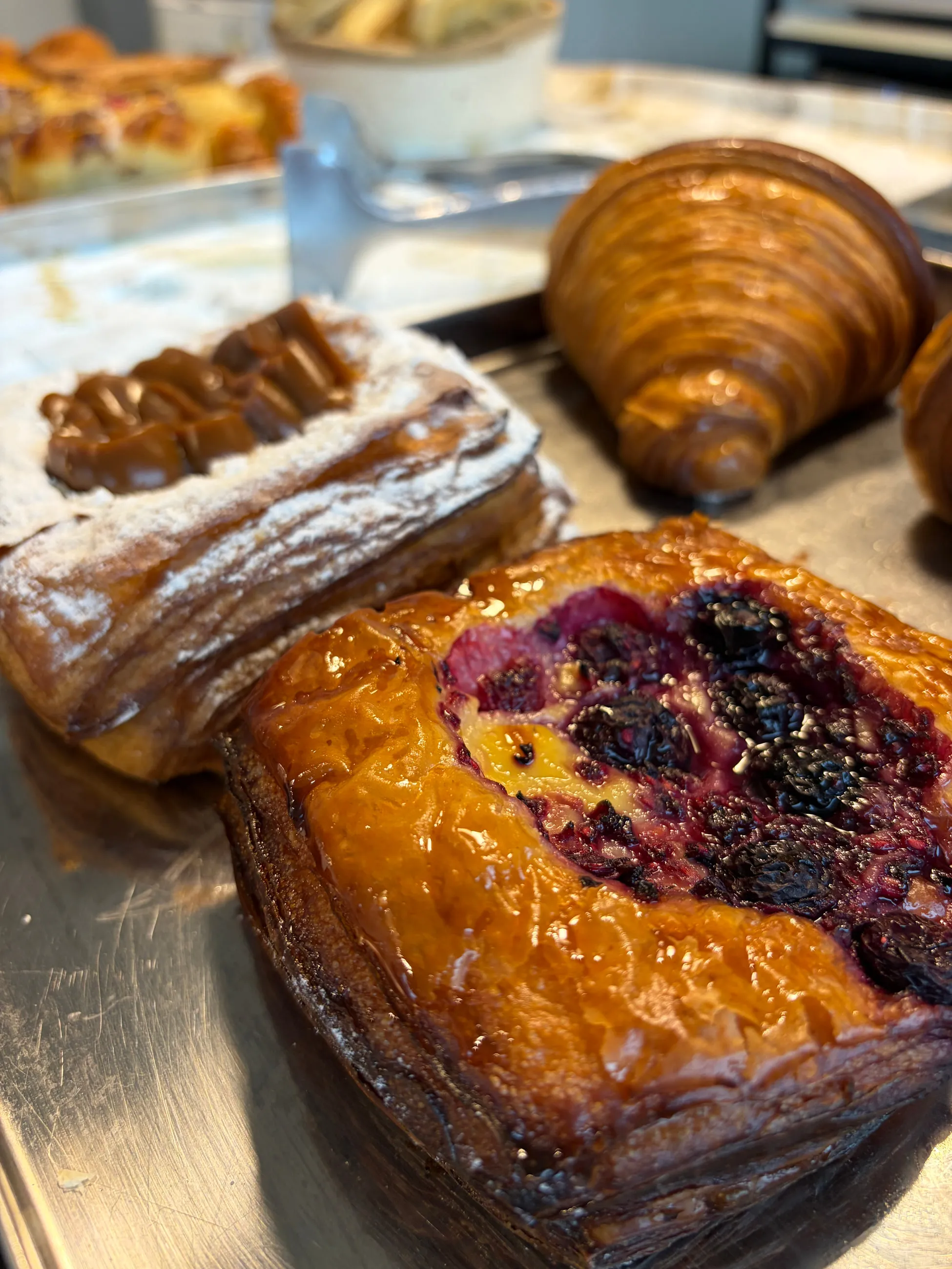 Danish de frutos rojos glaseado, recién salido del horno